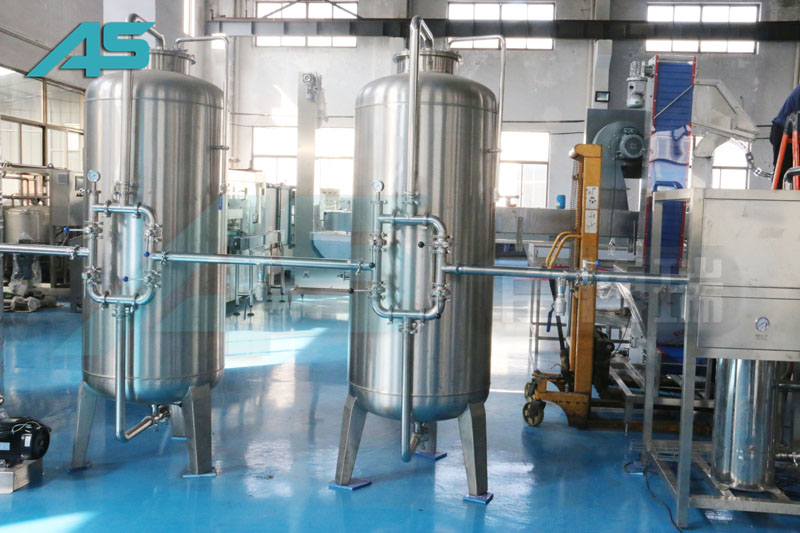 如何選擇性?xún)r(jià)比高的含氣飲料灌裝機